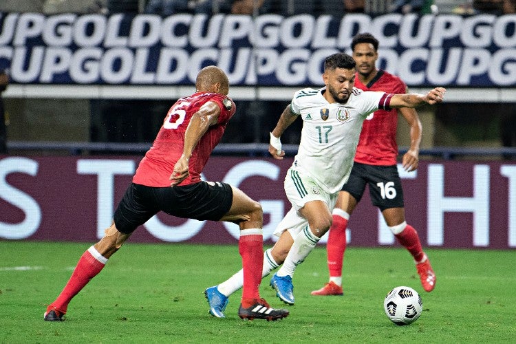 Tecatito Corona durante un partido con el Tri