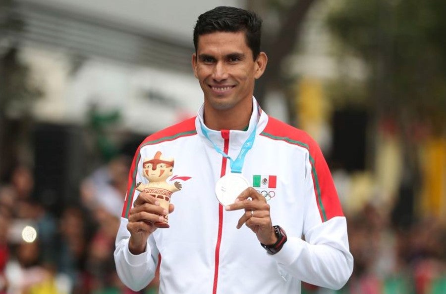 Horacio Nava posa con su medalla de plata