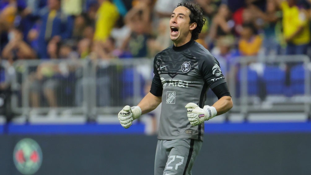 Óscar Jiménez durante un juego con América 