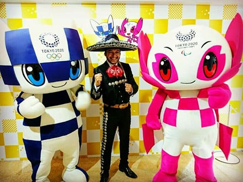 Alex posa con las mascotas olímpicas