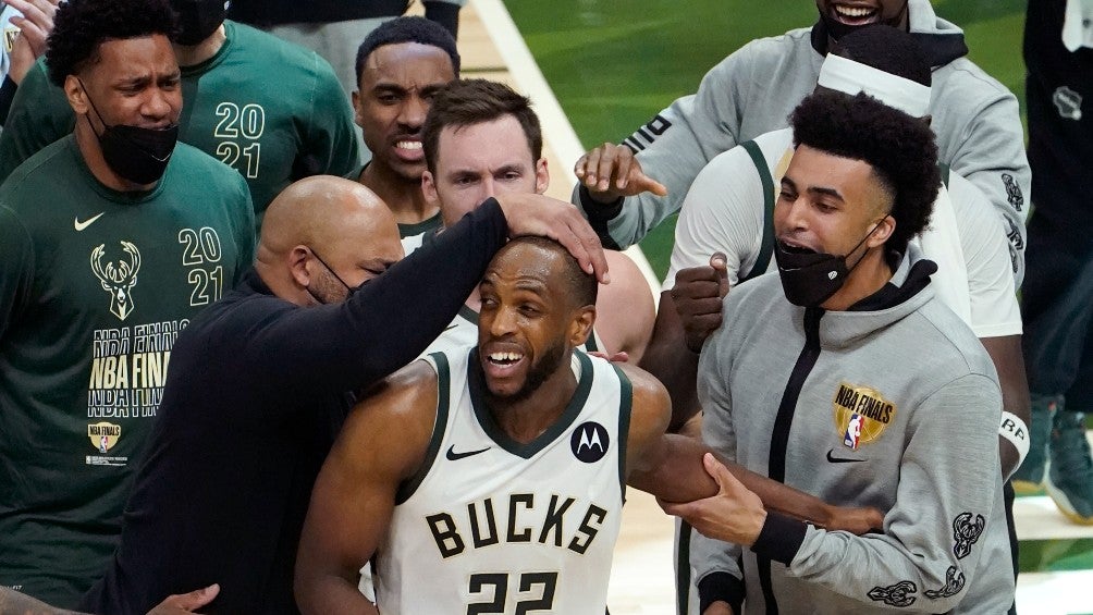 Middleton es felicitado por sus compañeros