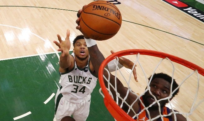 Giannis busca un rebote