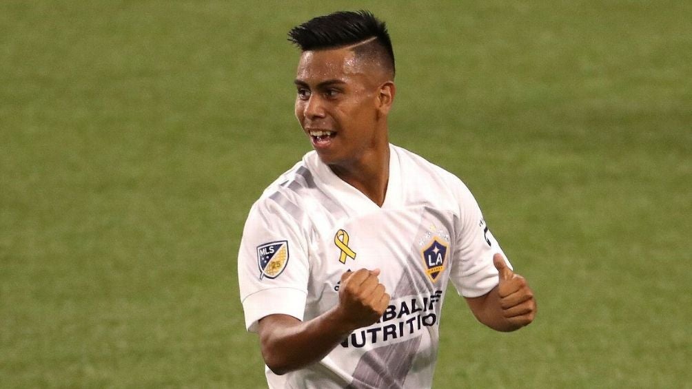 Efraín Álvarez en un partido con el Galaxy