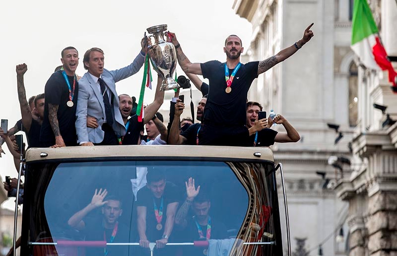 Mancini y Bonucci presumen el trofeo de la Euro 