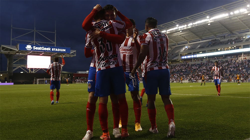 Jugadores de Chivas festejan uno de los goles