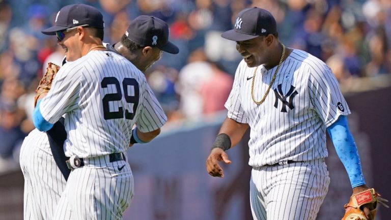 Jugadores de los Yankees celebran una jugada