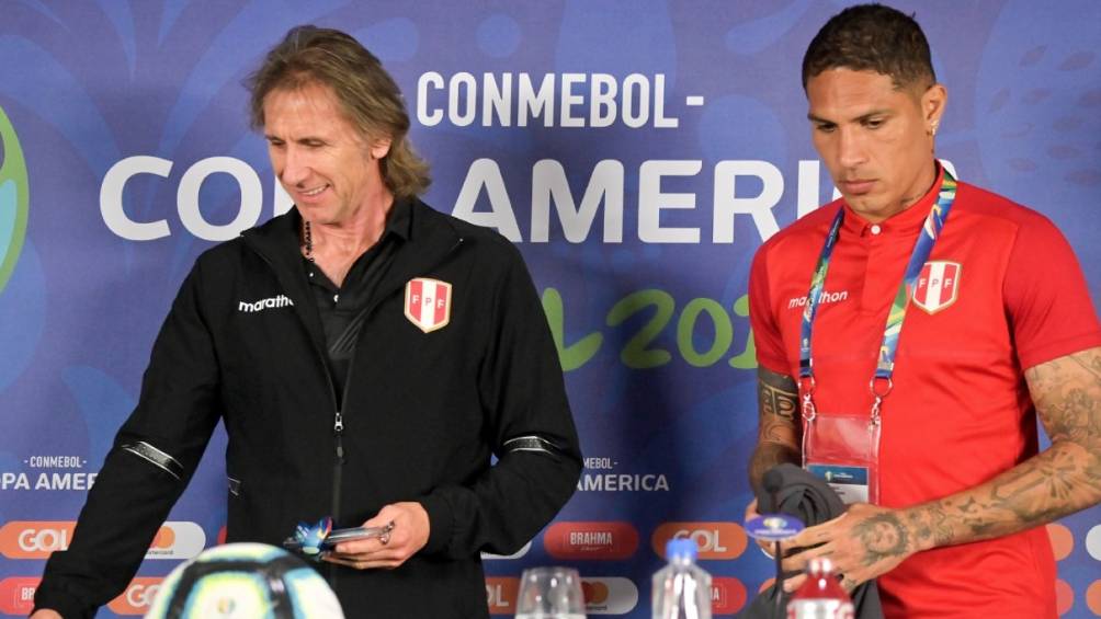 Gareca y Paolo Guerrero durante una conferencia