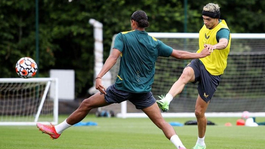 Raúl Jiménez en un entrenamiento