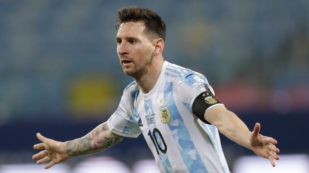 Lionel Messi en un partido con su selección