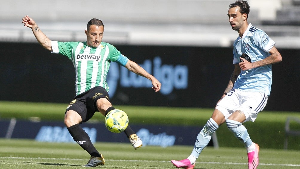 Andrés Guardado en acción con Betis