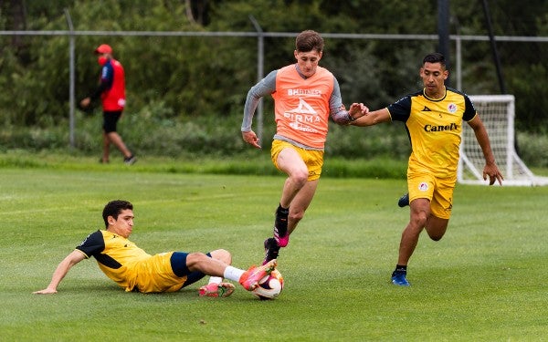 El centrocampista uruguayo Juan Manuel Sanabria durante entrenamiento con el Atlético de San Luis