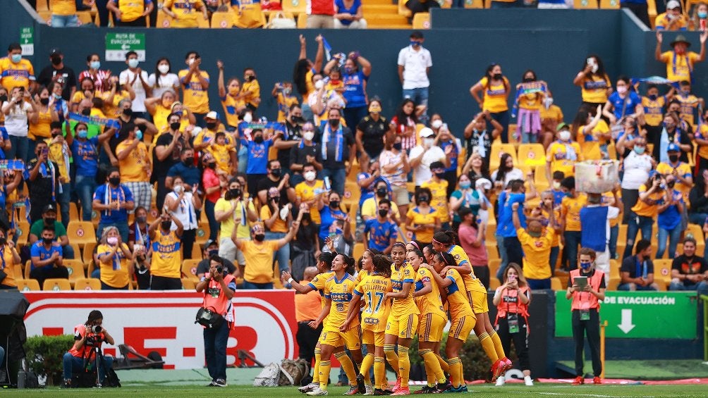 Afición de Tigres en El Volcán