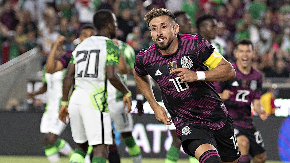 Héctor Herrera festeja un gol con el Tri