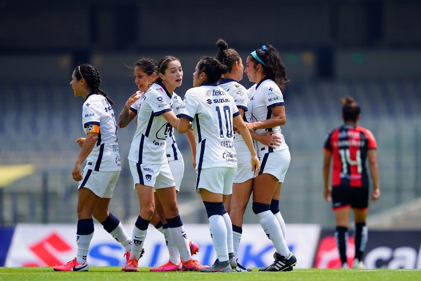 Jugadoras de Pumas festejando un gol a favor