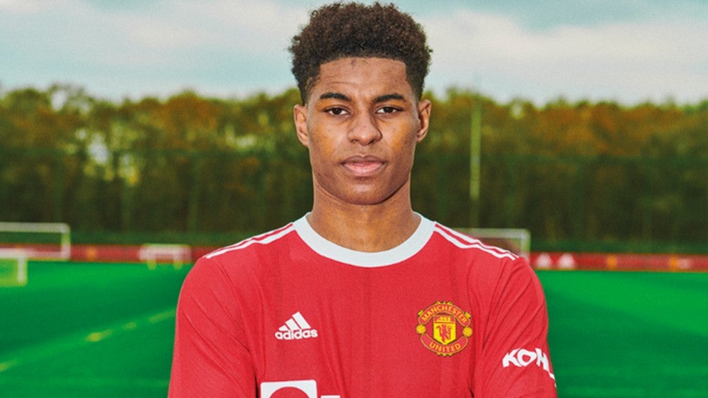 Marcus Rashford posa con la nueva indumentaria del Manchester United