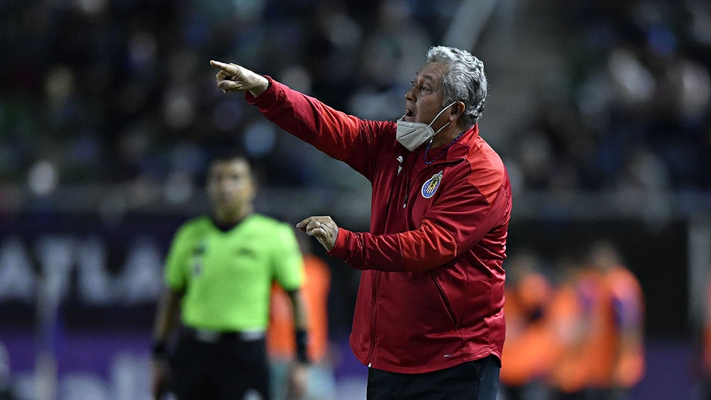 Víctor Manuel Vucetich en un partido con Chivas