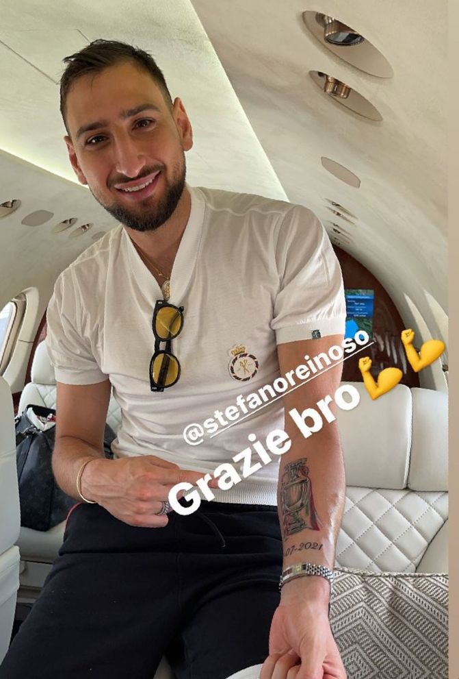 Gianlugi Donnarumma mostrando su nuevo tatuaje