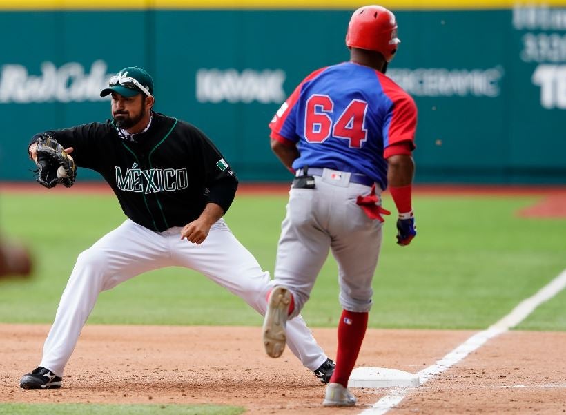 Adrián González en acción con el Tri 