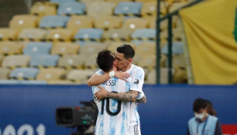 Di María besa a Messi tras anotación en Copa América