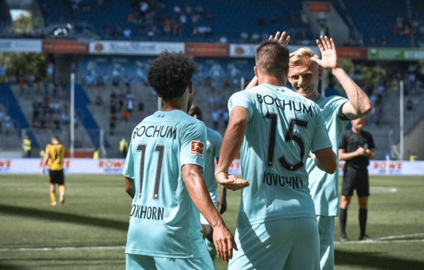 Jugadores del Bochum festejan gol ante el Dortmund