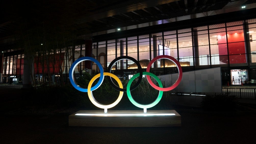 Aros Olímpicos iluminados en el aeropuerto de Tokio