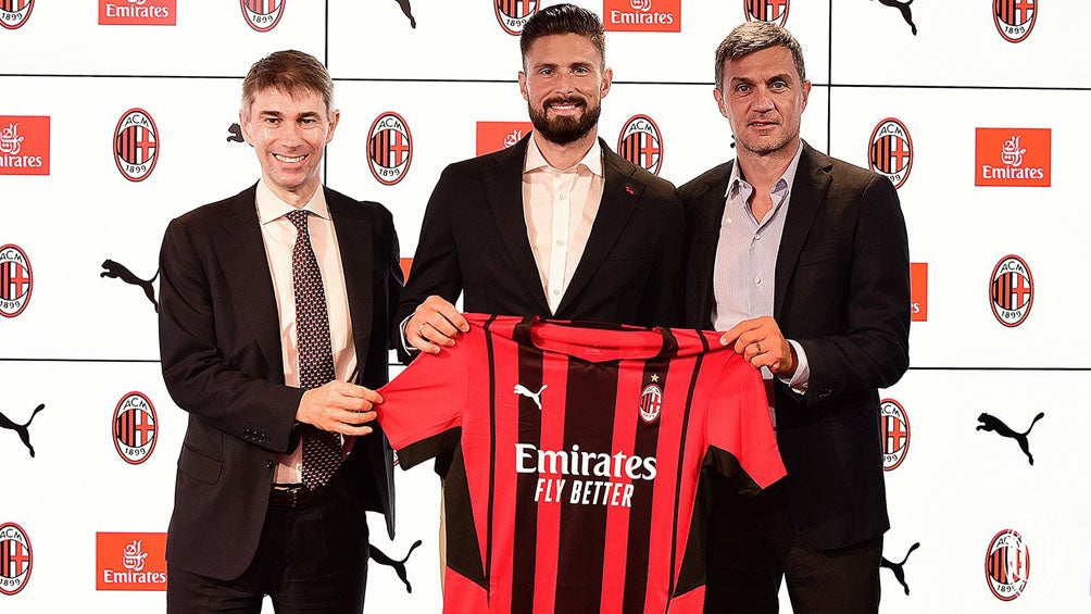 Olivier Giroud durante su presentación con el Milan 