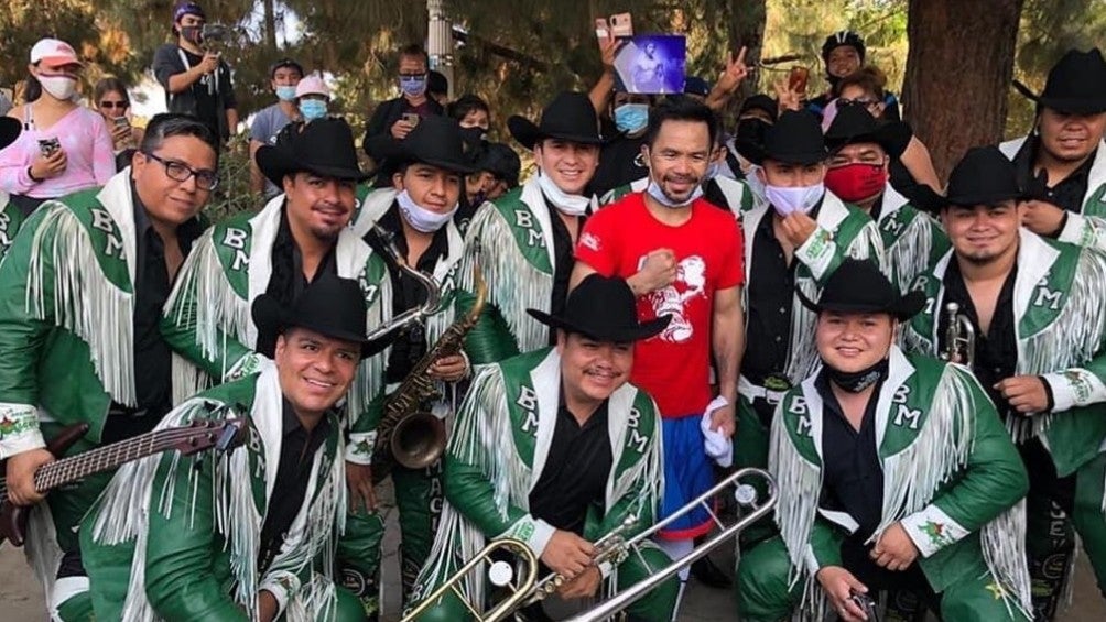 Manny Pacquiao en compañía de La Original Banda Maguey