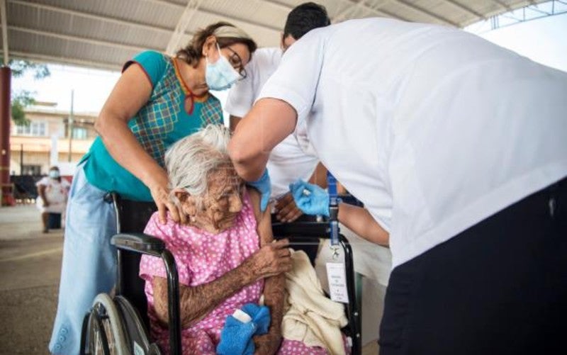 Adulto mayor vacunado en el Itsmo de Tehuantepec