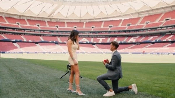 Marcos Llorente le pide matrimonio a Patricia Noarbe en la cancha del Wanda Metropolitano