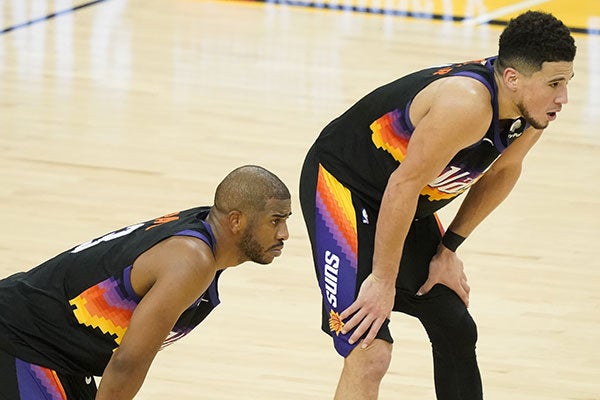  Chris Paul y Devin Booker en el partido ante Bucks 