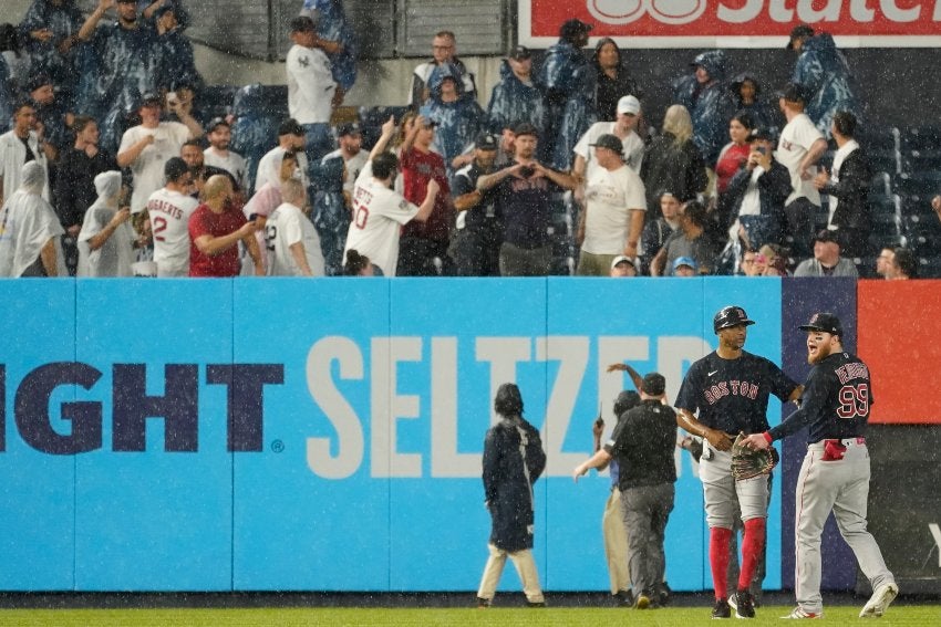 Alex Verdugo provocado por un aficionado de los Yankees