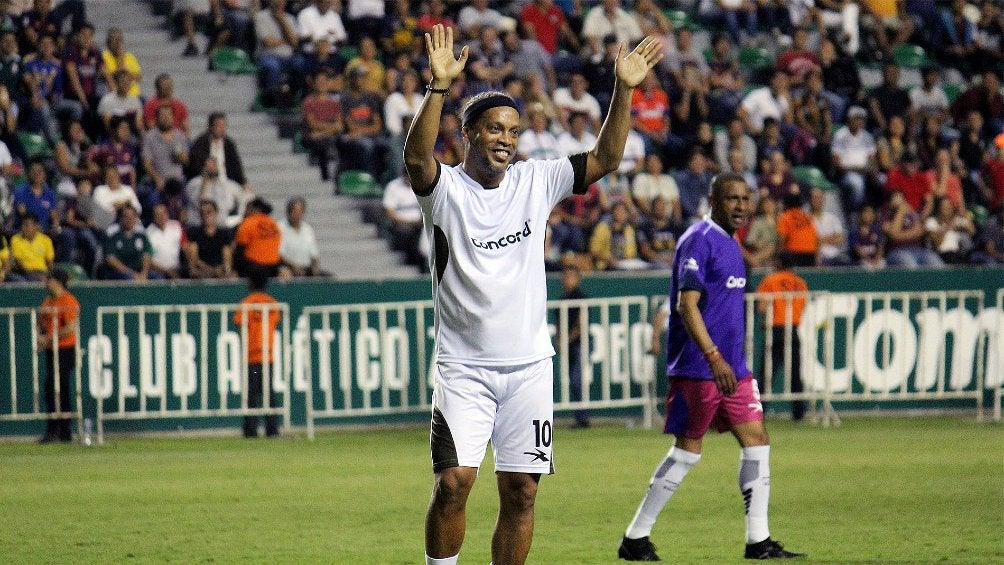 Ronaldinho en un partido amistoso