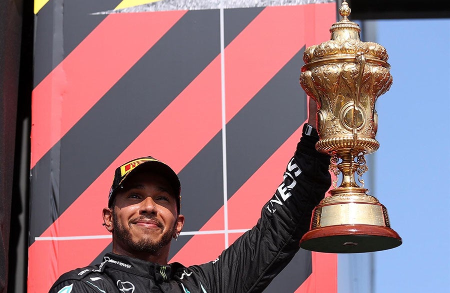 Hamilton con el trofeo del GP de Gran Bretaña