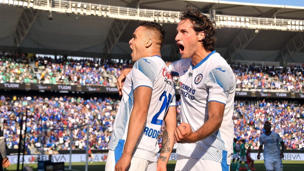 Cabecita y Giménez celebrando un gol vs León