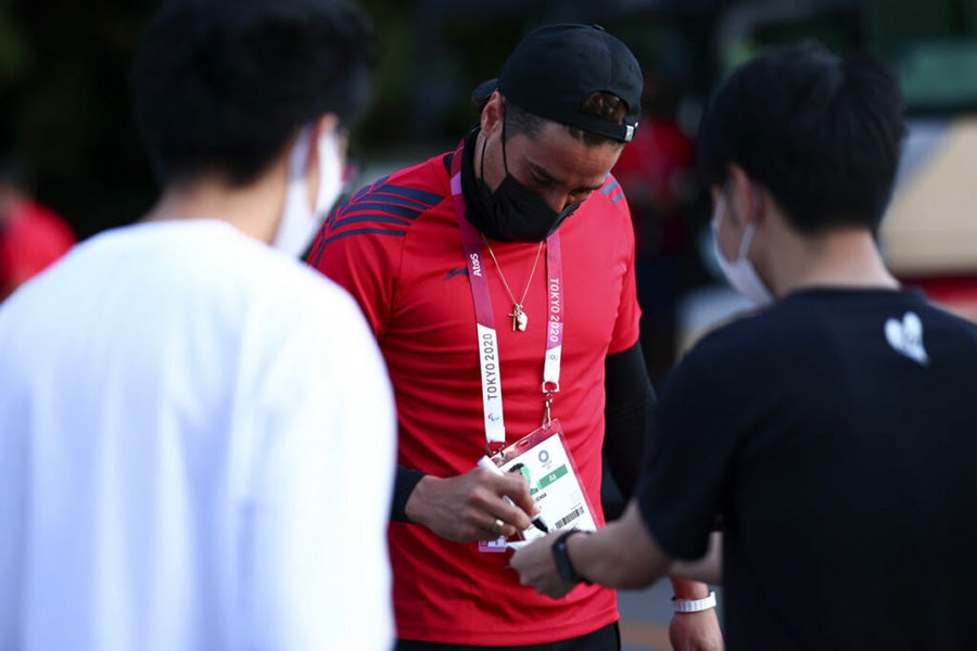 Ochoa firma autógrafos en Japón