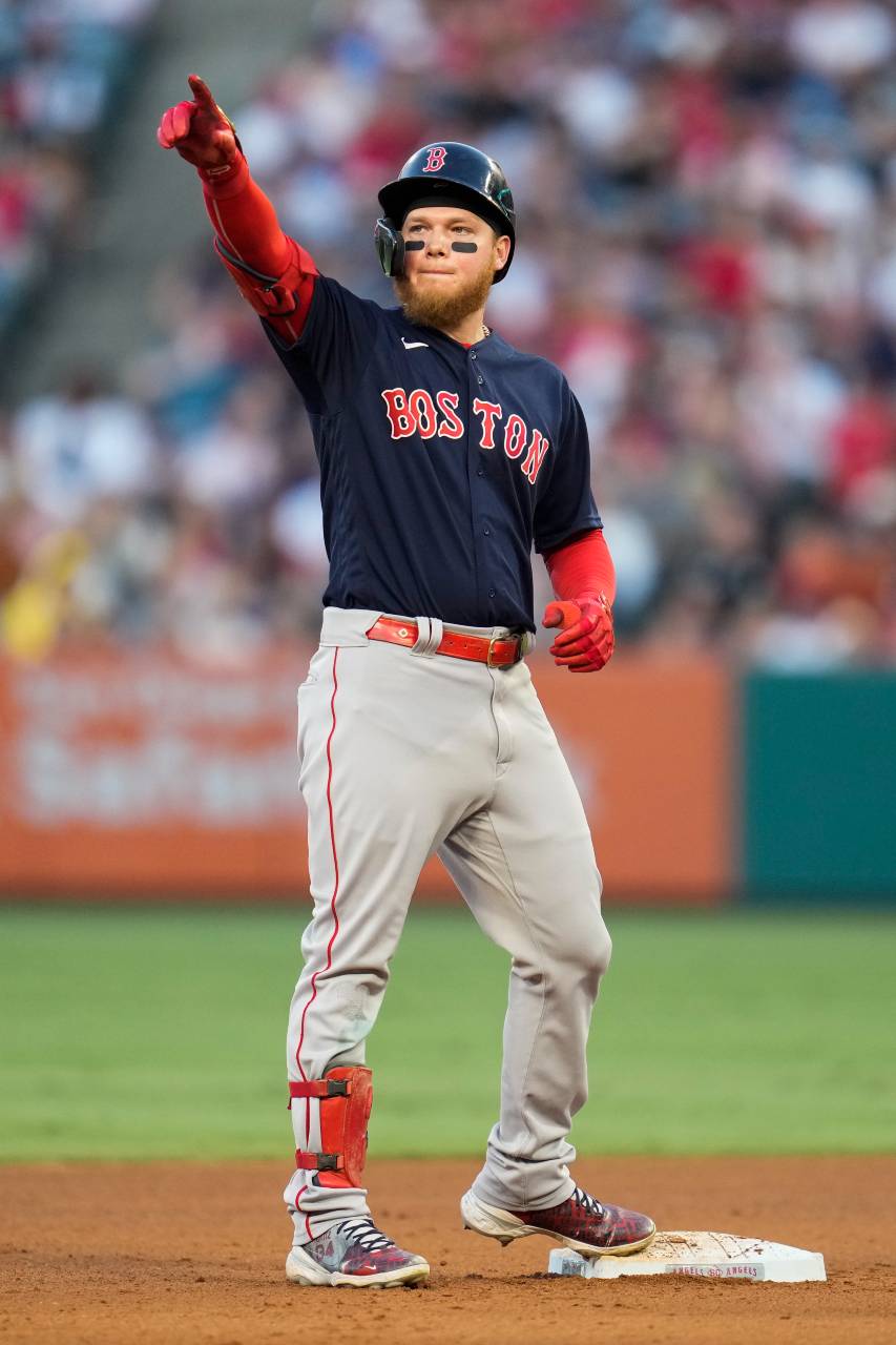 Alex Verdugo celebrando con la afición