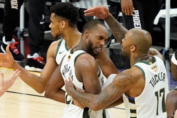 Giannis Antetokounmpo, Khris Middleton y P.J. Tucker en festejo