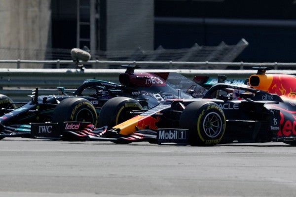 Lewis Hamilton rebasa a Max Verstappen