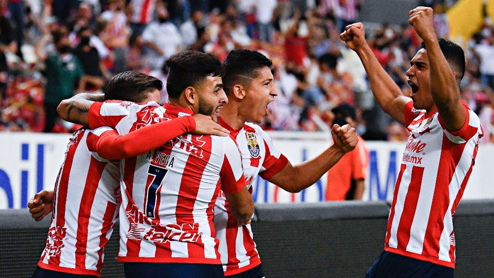 Jugadores de Chivas celebrando un gol