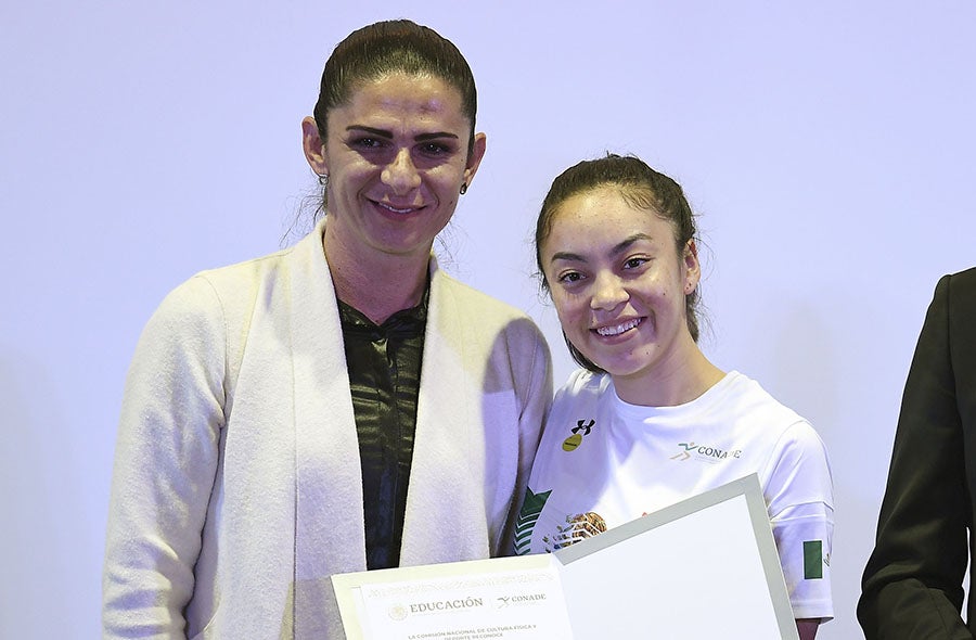 Yareli Acevedo recibe premio de manos de Ana Gabriela Guevara