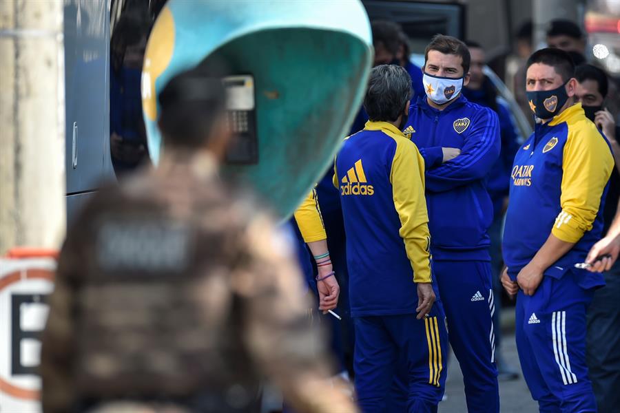 Jugadores de Boca afuera de la comisaría