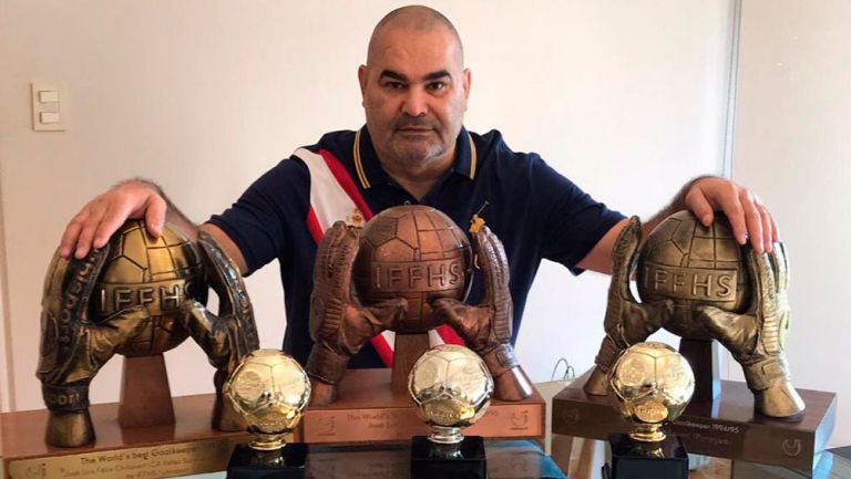 El portero posando con sus trofeos