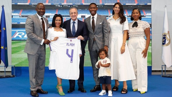 David Alaba y su familia en presentación con el Real Madrid