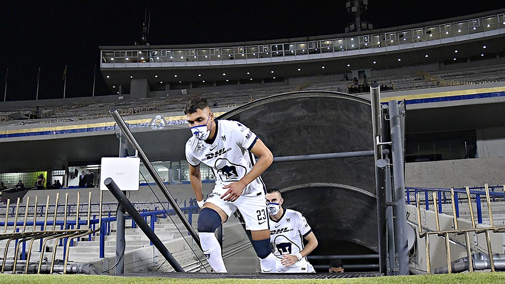 Nicolás Freire al salir hacia la cancha del Olímpico de CU