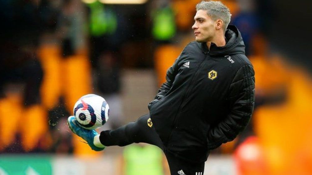 Raúl Jiménez durante un entrenamiento con Wolves