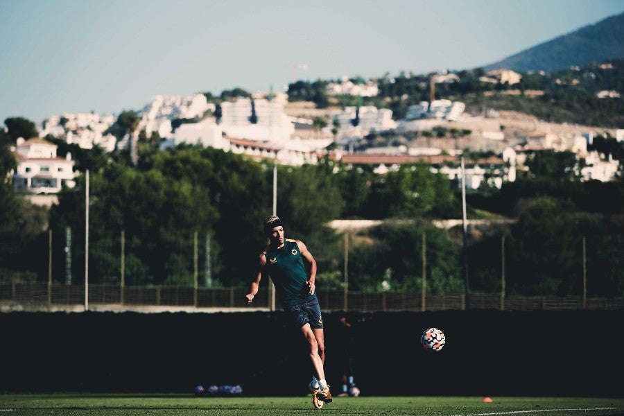 Raúl Jiménez durante un entrenamiento con Wolves