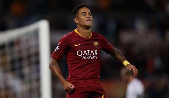 Justin Kluivert, en acción con la Roma