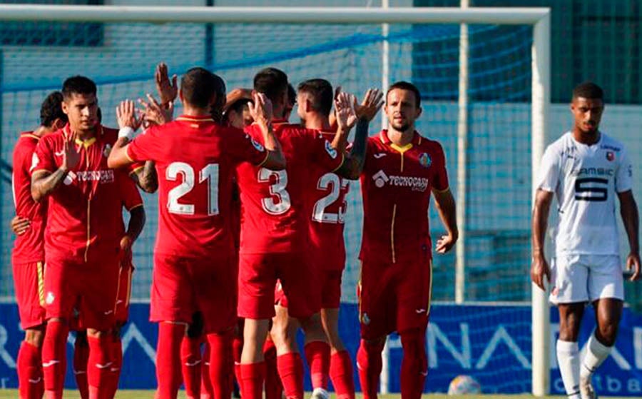 Jugadores del Getafe celebran gol al Stade Rennais