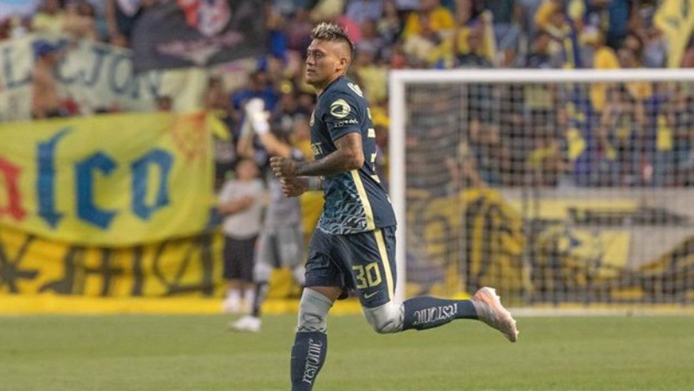 Nico Castillo durante un partido con América