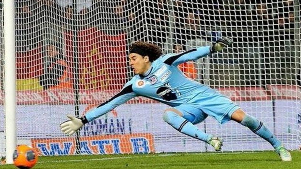 Guillermo Ochoa en su paso por el Ajaccio